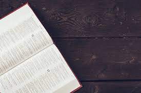 A Biblia Sagrada Em Um Fundo De Mesa De Madeira Foto Premium