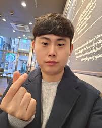 Today, I went to 'ParkSeungChul Hair Studio' Ansan Jung-Ang Salon. I woke  up at 06:28. I ate a lactobacillus stick and drank a lemon water. Then, I  went to the restroom again.
