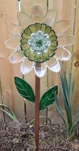 Green Daisy Glass Flower To Beautify Her Yard Garden In 2021 Glass Plate Flowers Glass Garden Flowers Glass Garden Art