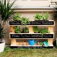 Immer Mit Vitaminen Versorgt Dank Selbstgebautem Krauterregal Europalette Diy Garten Paletten Garten Garten Europaletten Garten