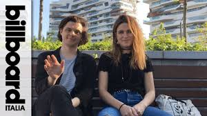 È meglio un cielo nero eppure pieno di stelle è meglio fissare il muro e non pesare più a. Lasciatevi Divorare Dalla Musica Dei Manitoba La Video Intervista Billboard Italia