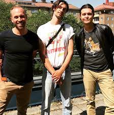 Bröderna gustaf och viktor norén, kända från mando diao respektive sugarplum fairy, medverkar i så mycket bättre som en duo. Messiah Hallberg V Twitter Denna Vecka Gastas Vi Av Gustaf Noren Min Anger Management Terapeut Radde Mig Att Se Hela Guldtuben Vi Pratar Om Den Och Mycket Annat Innan Vi Gar Av Till