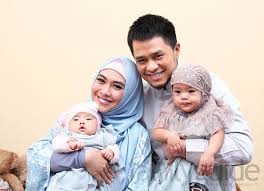 Oki memulai karir sebagai pemeran utama dalam film ketika cinta bertasbih 2009 kemudian menjadi penceramah di islam itu. Biografi Oki Setiana Dewi