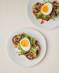 Toast Avocat Oeuf Mollet Miso Pour 2 Personnes Recettes Elle A Table Recette Toast Avocat Recettes De Cuisine Avocat Oeuf