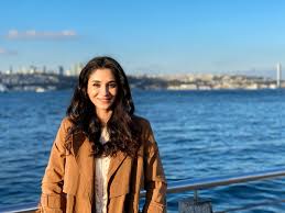 She took her first step into her career in 2004 with the character ayse, which she played in the besinci boyut series on samanyolu tv. Sitare Akbas Ask Sarsin Her Yanimizi Istanbul A Dair En Guncel Haber Sitesi
