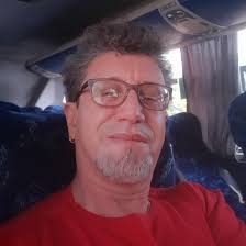 VÍDEO: De amarelinha, Tarcísio entoa “Fora PT” e constrange Flávio