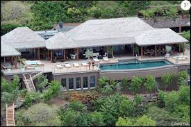 Ce samedi 6 avril 2019, laeticia hallyday a tous se sont ensuite retrouvés dans le beau salon de laeticia (des portraits de johnny hallyday sont visibles en arrière plan) pour écouter shana. Pin By Pierrette Truilhe On Johnny Hallyday Villa Log Homes Outdoor Structures