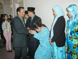 Hakim mazhar mohd johar ve fauziah abdullah mansoor'un ikinci çocuklarıdır. Azrinaz Mazhar Hakim Kahwin Lagi Malaysian Hollywood 2 0 Sultan Of Brunei Divorced Azrinaz Browse 71 Azrinaz Mazhar Hakim Stock Photos And Images Available Or Start A New Search To Explore