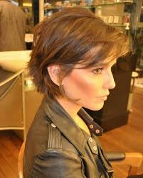 Les visages ovales, plus en longueur, seront eux mis en valeur par des coupes de cheveux et des lunettes qui apportent de la rondeur, comme un carré wavy, particulièrement coupe de cheveux court femme 60 ans. Epingle Sur Cheveux