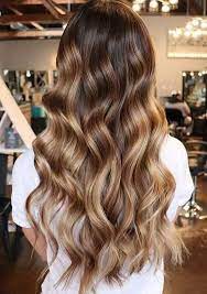 With Balayage Like This Your Waves Won T Be Unnoticed Wavyhair Hairstyle Sari Kahverengi Sac Acik Kahve Sac Uzun Sac