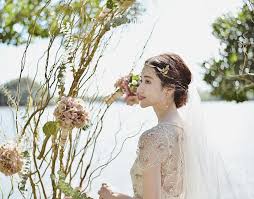 スレンダーラインのウェディングドレスに おすすめの髪型22選 結婚式準備はウェディングニュース ウェディング ウェディングドレス ナチュラル ウェディングドレス スレンダー