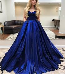 Un vestito lungo blu accarezza l'incarnato, nasconde dove deve ed armonizza sempre le proporzioni. Acquista Vestito Lungo Abito Da Sera Abito Senza Maniche Blu Ruffle Sweetheart Backless Raso Elastico Sfera Sexy Nuovo Modello 2019 Il Formato Puo Essere Selezionato 81 A 199 85 Dal James Sui Dhgate Com
