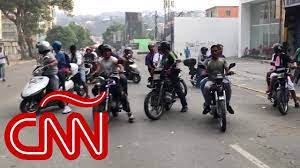 Colectivos (ko.lek'ti.βos, collectives) are irregular, leftist venezuelan community organizations that support nicolás maduro, the bolivarian government, the great patriotic pole (gpp) political alliance and the party, the united socialist party of venezuela (psuv). Asi Son Los Colectivos Chavistas Cnn Tuvo Acceso Exclusivo A Sus Lideres En Caracas Youtube