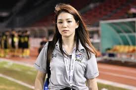 Bolamotion Com Seorang Manajer Sepak Bola Cantik Nan Menawan Ini Ternyata Sangat Multi Talent Di Televisi Siapa Sangka Wanita Berkebangsaan Thailand Ini Pern