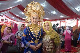 Untuk pakaian adat indonesia berasal dari provinsi sulawesi utara hanya digunakan ketika acara perayaan upacara tulude. Pkk Sumut Tampilkan Pakaian Adat Melayu Batubara Di Fashion Show Baju Adat Pkk Redaksi Medan