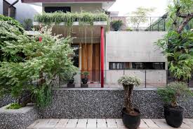 Modern tropis house disain dengan tema alam, dengan kisi kisi peredam sinar matahari dengan kolam renang di halaman. Bikin Bangga Ini 7 Kreasi Desain Rumah Tropis Karya Anak Bangsa