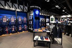 Niveau merchandising, l'effet messi ne s'est pas fait attendre. Le Psg Ouvre Une Nouvelle Boutique A Doha Au Qatar