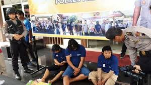 Download mp3 150 juta gratis, ada 14 daftar lagu 150 juta yang bisa anda download. Hanya Butuh 5 Detik Begini Aksi Perampok Gasak Rp 150 Juta Dari Mobil Di Kendal Tribun Solo