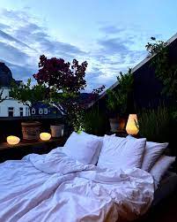 Dunkler naturstein, verführerische samtstoffe und strahlend schöne beleuchtungselemente hauchen den räumen leben ein. Outdoor Schlafen Balkon Sommer Gemutlich Bett Draus