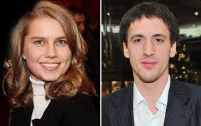 Darya Melnikova I Artur Smolyaninov Stali Roditelyami