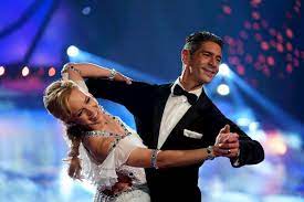 Die idee hinter der zusätzlichen show nach dem eigentlichen ende der aktuellen staffel von „let's dance ist es, den tanzprofis noch einmal eine bühne zu geben. Let S Dance Profi Challenge 2020 Meinung Kritik Nacht Der Stars