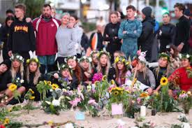 Bei einem tragischen unfall im sommer 2020 kam alex pullin ums leben. Friends And Family Paddle Out In Tribute To Alex Chumpy Pullin