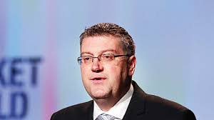 Derek Abraham's Instagram, Twitter & Facebook