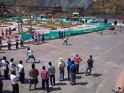 Aunque cada vez menos, la rayuela, saltar a la soga o el pan quemado sigue siendo parte de las calles ecuatorianas. Chaza Wikipedia La Enciclopedia Libre