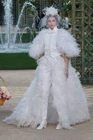 Die kleider der neuesten modekollektionen auf der offiziellen website von chanel. Brautmode Die Schonsten Designer Brautkleider 2018 Brigitte De