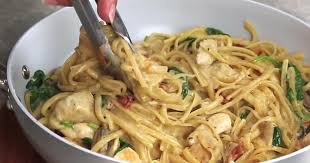 Linguine Au Poulet A La Florentine Des Pates Cremeuses Aux Tomates Et Champignons Y A Rien De Meilleur Ma Four Creamy Pasta Chicken Linguine Pasta Dishes