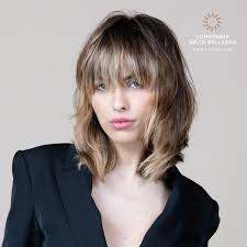 Sep 01, 2018 · un taglio scalato medio è una scelta estremamente versatile, facilmente adattabile a ogni chioma e profilo. Taglio Scalato Medio Foto E Immagini Per Capelli Lisci Mossi E Ricci The Wom Beauty