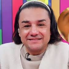 Video: Esteban Macías sorprende usando 'esperma de salmón' en la cara;  ¿para qué sirve?