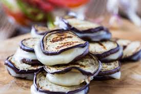 Si hay un vegetal que es rico en matices es la berenjena. Como Cocinar Berenjenas Para Que No Queden Amargas Cocinadelirante