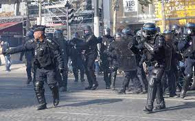 Police fired teargas and charged at demonstrators in central paris as hundreds of thousands of protesters across the country staged a show of force against the government's controversial. Manifestations A Paris Les Policiers Sont Au Bout Du Rouleau Le Parisien