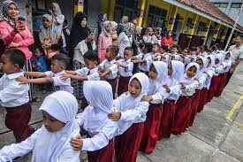 6 Langkah Bangun Kebanggaan Siswa Baru Di Tahun Ajaran Mendatang Halaman All Kompas Com