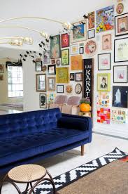 The Glamorous Velvet Sofa Furnishing Ideas And Tips For Cleaning Care Einrichtungsideen Samt Sofa Wohnzimmerdekoration