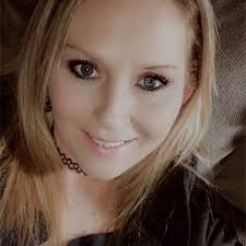 Divorced women who still carry their ex-husband's last name: why🤷🏽