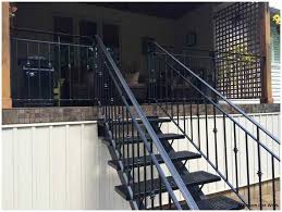 Tangga besi juga lebih sering digunakan untuk menghubungkan lantai bawah dan mezzanine atau balkon dalam rumah minimalis. 35 Model Tangga Rumah Minimalis Modern Mewah