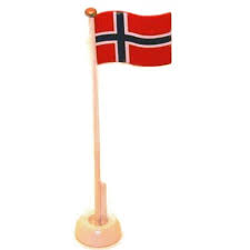 Det norske flagget har et mørkeblått nordisk kors med hvite kanter på rød bunn. Norsk Flagg I Tre Hobbyfabrikken