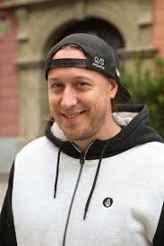 Za Raiven bodo pesti stiskali tudi naši znani obrazi