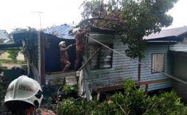 Pusat gerakan operasi jabatan bomba dan penyelamat malaysia (jbpm) kuala lumpur berkata, seorang mangsa warganegara malaysia cedera parah apabila kereta dipandunya turut dihempap kren besi berkenaan. Pokok Tumbang Hempap Kereta
