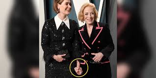 Sarah paulson and holland taylor stun on the critics' choice awards blue carpet. Sarah Paulson And Holland Taylor S Body Language Explained