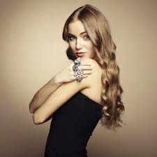 Si on parle d'un marron noisette ou d'yeux marron clair, teindre ses cheveux en châtain clair (voir adopter les cheveux blonds) peut vraiment être joli pour illuminer son visage et faire ressortir la couleur marron. La Couleur Caramel Pour Illuminer Vos Cheveux Madame Figaro