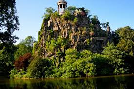 Discover 18 stunning images of the parc des buttes chaumont in paris' 19th arrondissement and learn more about the history temple at parc des buttes chaumont │ | © kim grant for culture trip. Trfihi Parks Parks Parc Des Buttes Chaumont