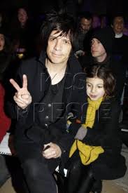Au mois de mai 1981, nicolas monte avec son pote dominique nicolas le groupe indochine. Nicola Sirkis Et Sa Fille Blog De Cloclo194