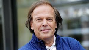 Niehe vroeg de zangeres onder meer wat ze van borstimplantaten in het algemeen vindt. Ivo Niehe Geeft Toe Ik Ben Ook Niet Kritisch Tv Radio Ad Nl