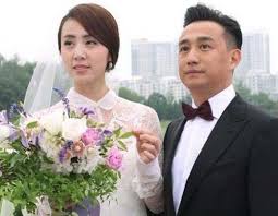 黃曉明（1977年11月13日 － ），生于山东 青岛，中國大陸男演员、歌手、主持人，畢業於北京電影學院，與趙薇、陳坤為同學。 2006年主演金庸劇《 神雕俠侶 》飾演 楊過 ，2008年主演金庸劇《 鹿鼎記 》飾演 韋小寶 。 é»„ç£Šåˆ˜è‹¥è‹±å­™èŽ‰é—¹ç‰‡åœºä½ æ‰€ä¸çŸ¥çš„é»„ç£Šåˆ˜è‹¥è‹±æƒ…å² é—®å‰§