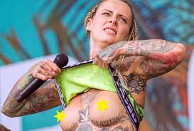 Hier hätte Jennifer Rostock noch Platz für Tattoos - B.Z. – Die Stimme  Berlins