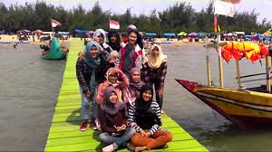 Rembang, menyajikan spot menarik dan pesona keindahan yang rekomended untuk liburan dengan harga tiket murah. Objek Wisata Pantai Karang Jahe Rembang Youtube