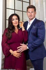 He is best known as a member of the english boy band blue. Lee Ryan Cradles Girlfriend Verity Paris Blossoming Baby Bump During Pregnancy Shoot Tendencias Hoy